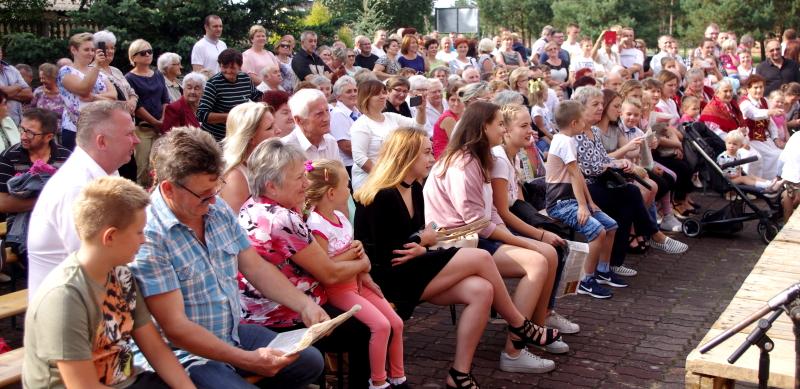 Tłumy na festynie parafialnym w Mroczkowie