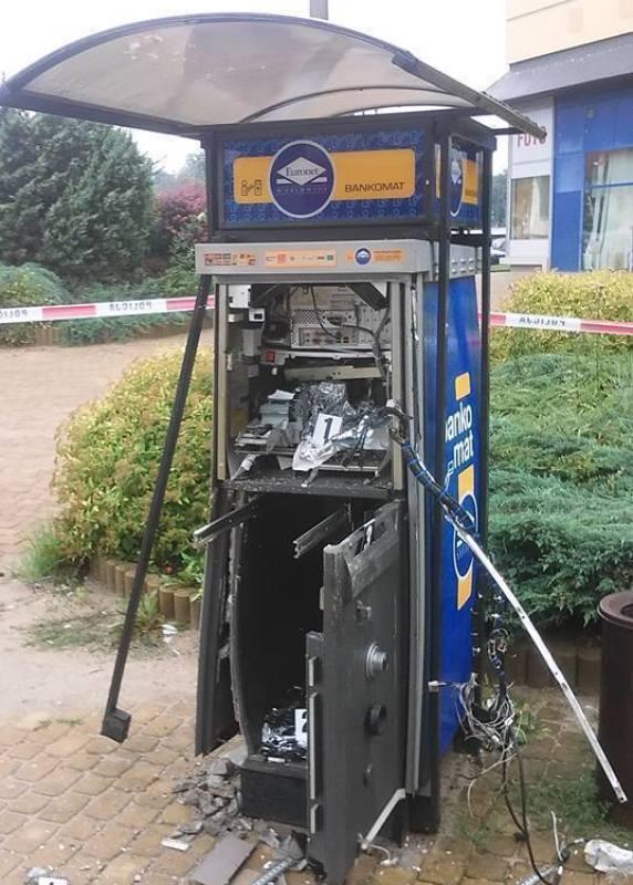 Wysadzili bankomat i zabrali kasetkę z pieniędzmi