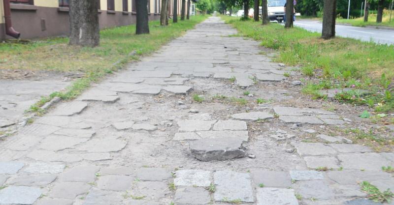 Chodnik przy Niepodległości w tragicznym stanie