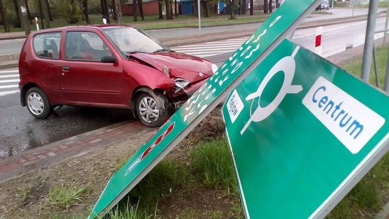 Wjechał w tył auta i zniszczył znaki dorogowe