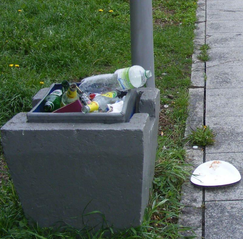 Brud, zniszczone kosze, chwasty