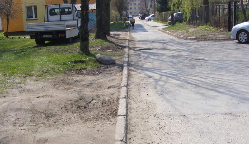 Brak chodnika, wąska droga