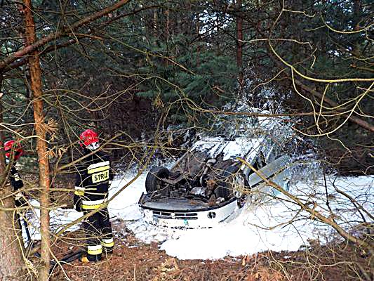 Zjechał z drogi i dachował