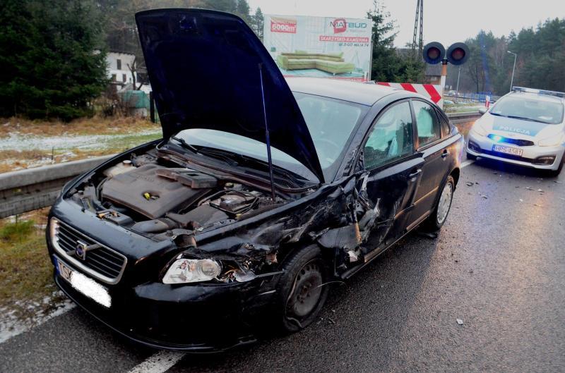 Uderzył w bok pojazdu na przejeździe kolejowym