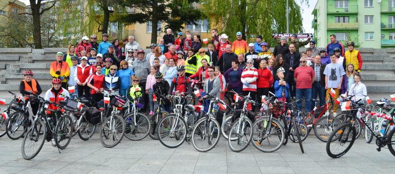 Rajd rowerowy z biało-czerowną w tle