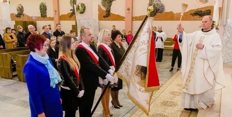 Uroczyste poświęcenie nowego sztandaru SP 8