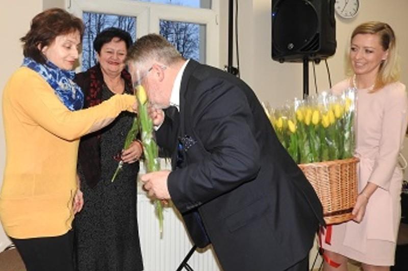 Kwiaty dla czytelniczek biblioteki