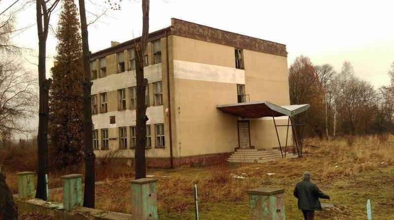 Budynek niszczeje kilkadziesiąt lat