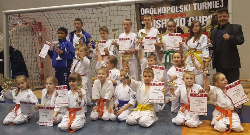 19 medali zawodników SKSW