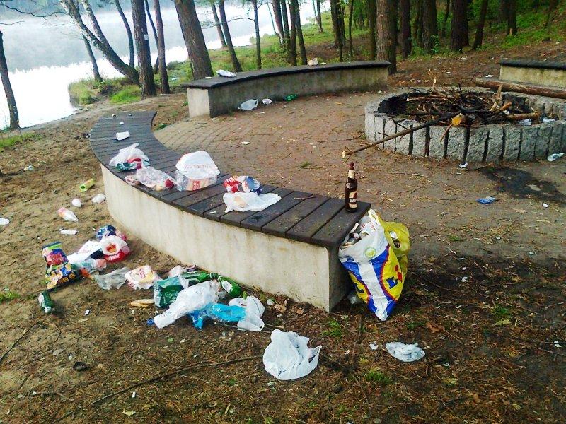 Śmieci nad zalewem Rejów