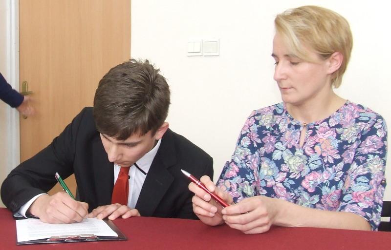 Mają stypendia i gwarancję pracy