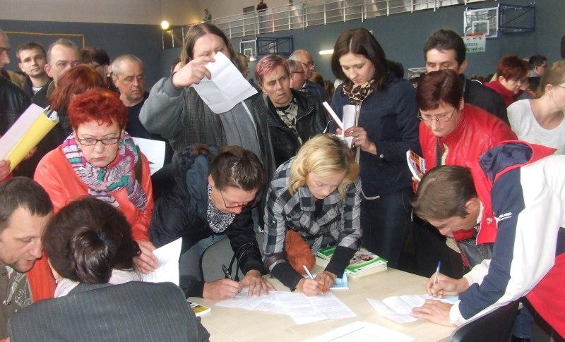 Tysiące bezrobotnych na targach pracy