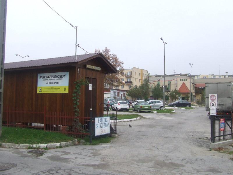 Parking świeci pustkami, a CIS 
