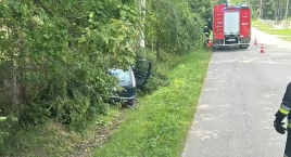 Ford wpadł do rowu w Nowym Odrowążku. 75-latek trafił do szpitala