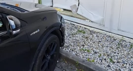 Kolizja o poranku. Hybrydowa toyota wjechała w ścianę apteki w Bliżynie