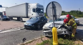 Zderzenie trzech pojazdów na zjeździe z S7. Dwóch ki&hellip;