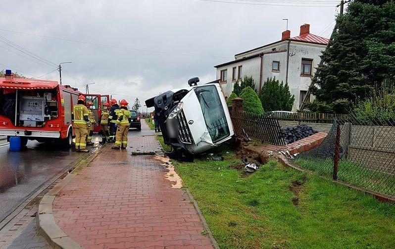 Renault uderzył w ogrodzenie. Co z kierowcą?