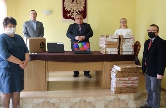 Uczniowie dostaną sprzęt do nauki zdalnej. Komputerowe wsparcie w gminie Mirów