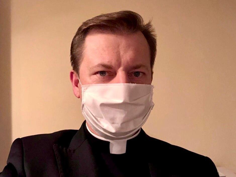 Czy ksiądz podczas Mszy św. musi mieć maskę?