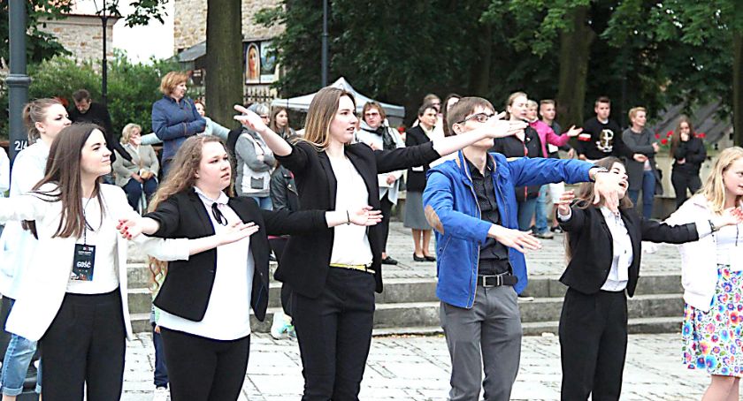 Festival Body inaczej. Wirtualnie,  w formie adoracji...