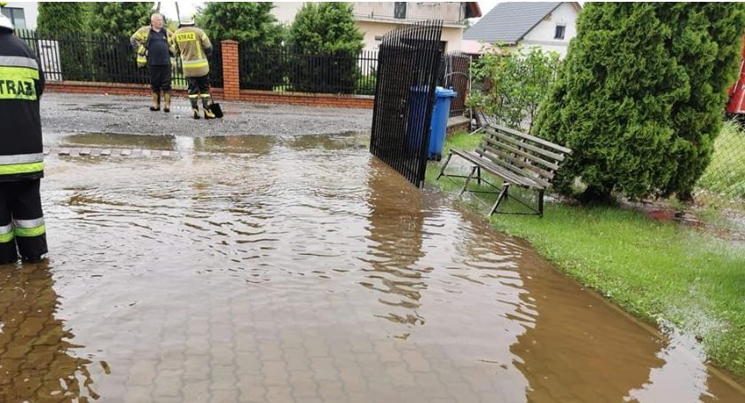 Trzydniowe ulewy w powiecie szydłowicekim. Zalane posesje i drogi pod wodą