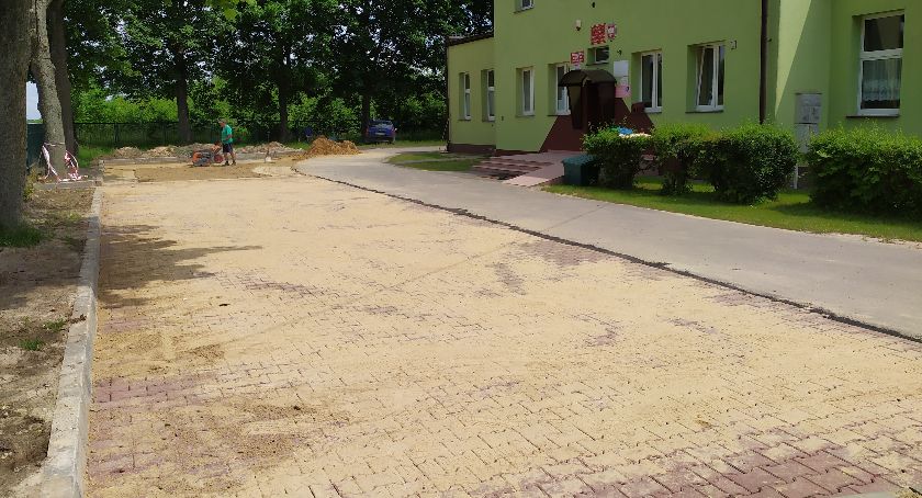Powstaje parking przy szkole w Bieszkowie