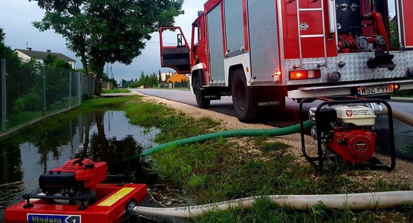 Zalało ulicę Starowiejską i powiatową drogę...
