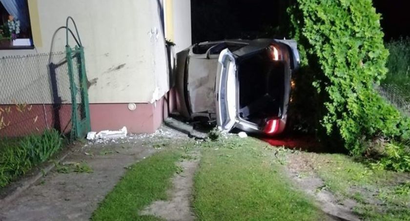 Lipienice Górne. Samochód uderzył w dom... Kierowca i pasażerowie uciekli