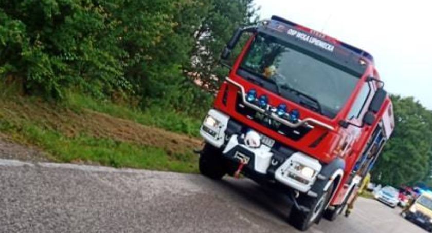 Ford uderzył w drzewo... Dwie osoby ranne