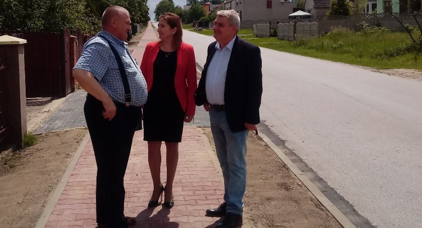 Przebudowana droga i chodnik