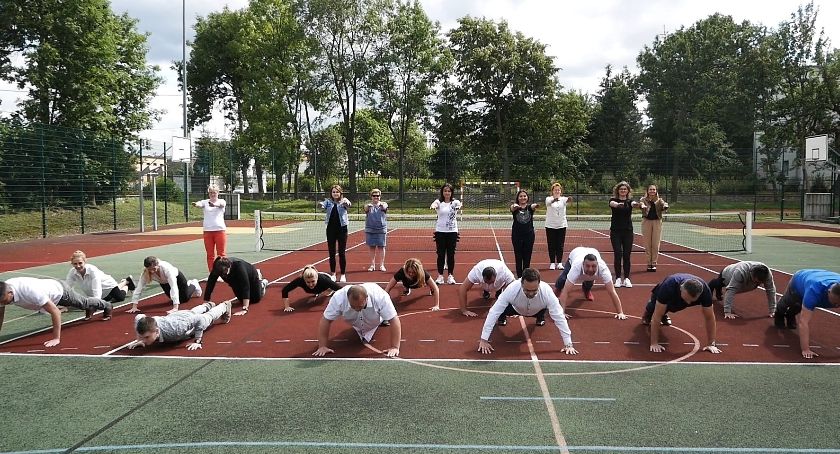 Pieniądze zebrali i pompki wykonali...