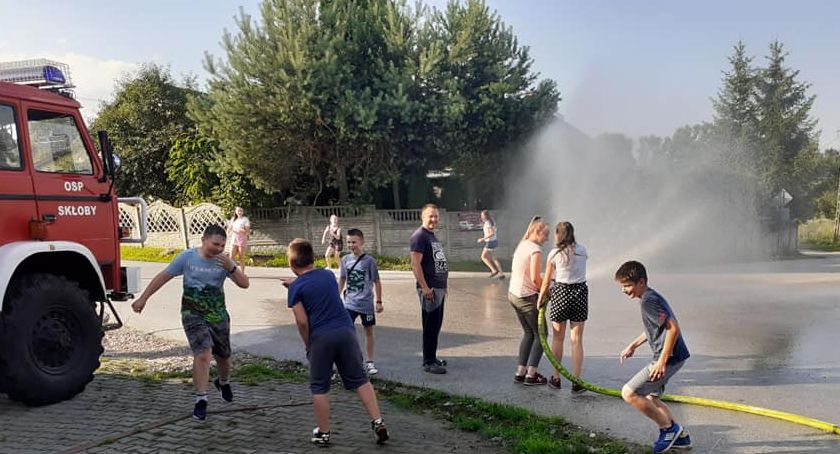 Dzieci ze Skłobów u strażaków z OSP