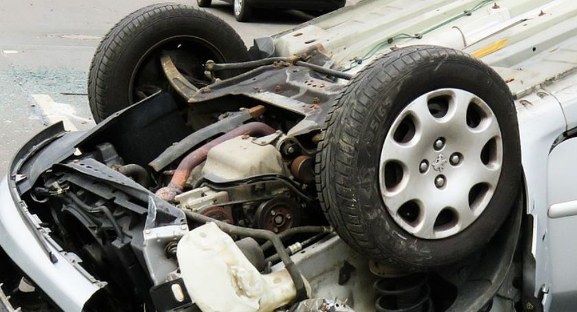 Volkswagen w rowie, mazda dachowała, kierowca uciekł...