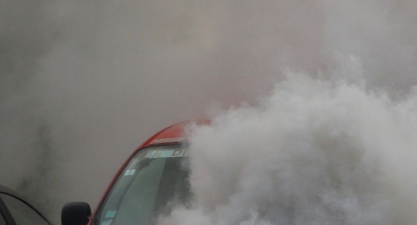 Samochód płonął pod blokiem