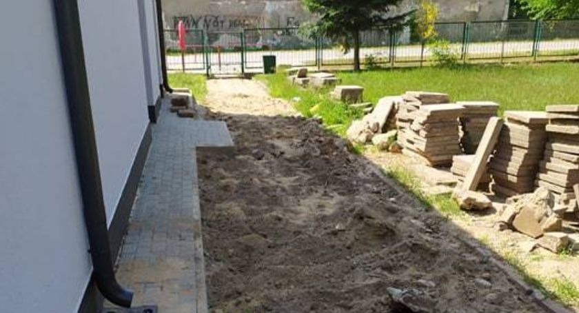 Odwadniają, meblują i plac zabaw szykują...