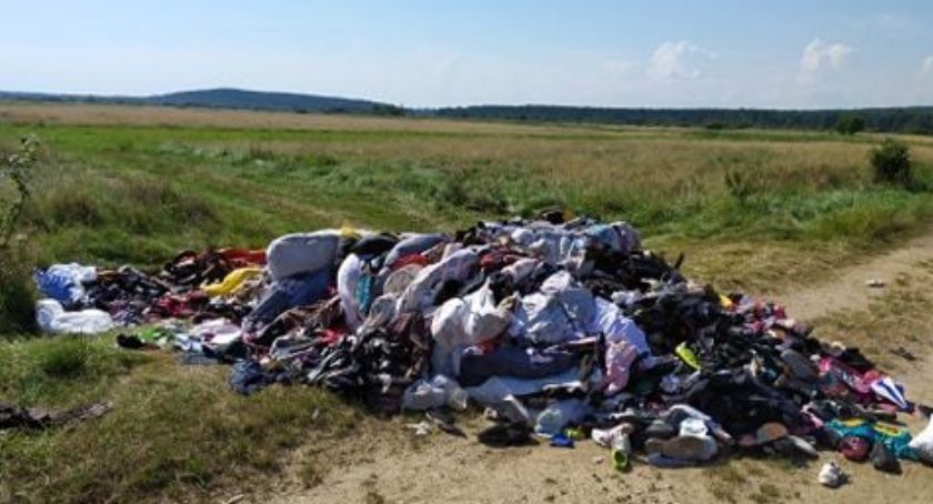 Na tropie ubraniowych zrzutów... Kto zasypał łachmanami gminę Mirów?