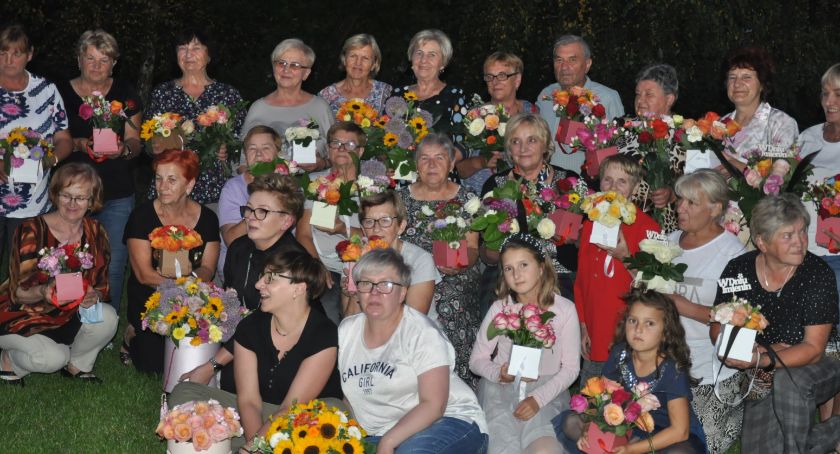 Radośni seniorzy wśród kwiatów...