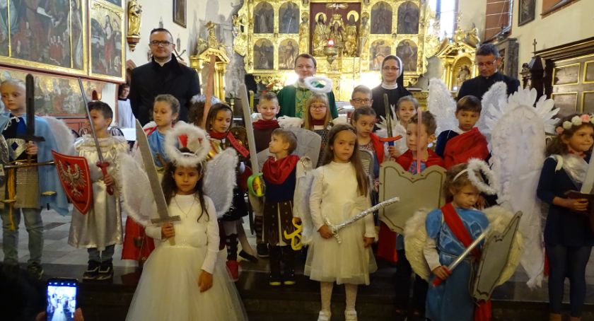 Archaniołki w konkursowych przebraniach