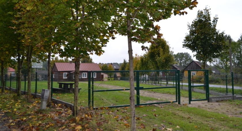 Szydłowiec. Ogrodzili wiejską świetlicę