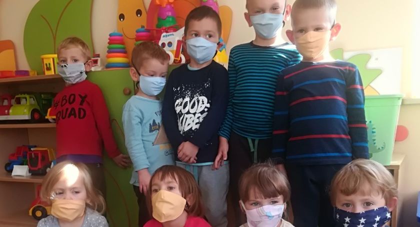 Przedszkolaki w maseczkach
