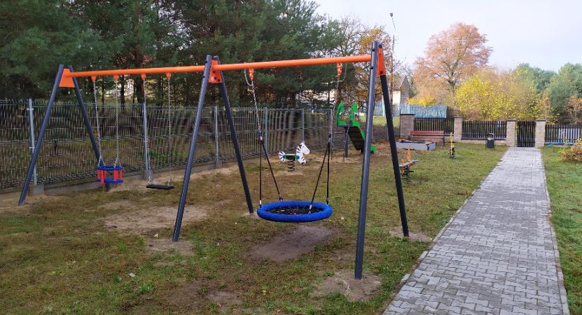 Zbijów Mały. Plac zabaw i trawiaste boisko