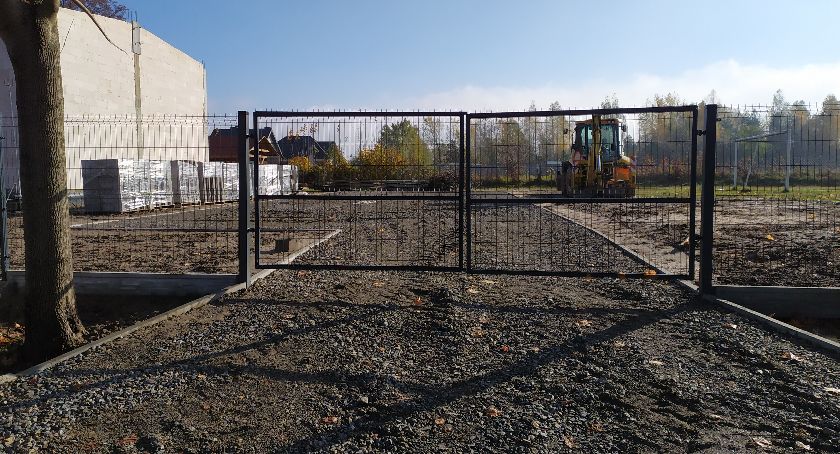 Zbijów Duży. Oświetlenie, ogrodzenie i parking