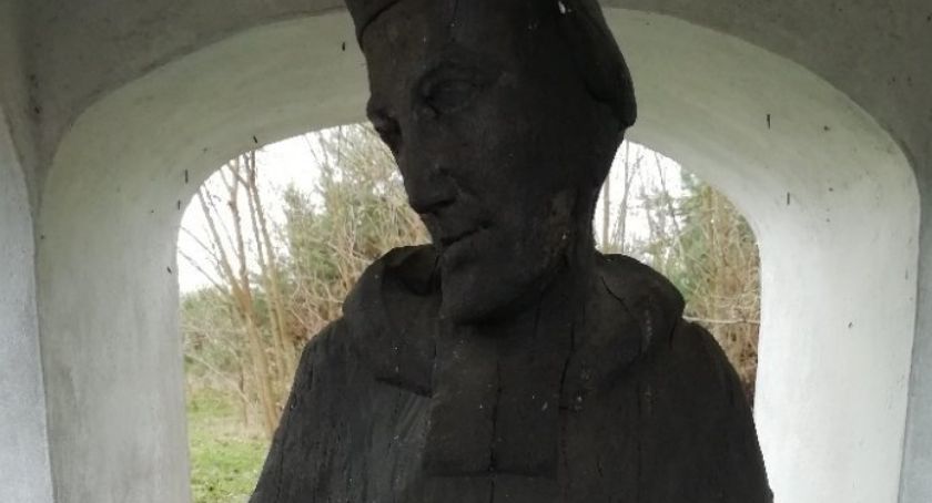 Krogulcza Mokra. Krzyż odpiłowany, św. Jan Nepomucen sprofanowany...
