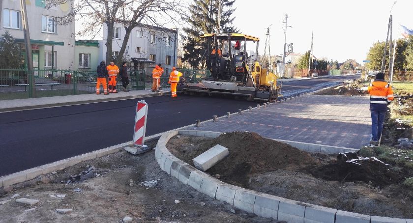 Orońsko. Nowy asfalt na ul. Szkolnej. Koniec remontu coraz bliżej...