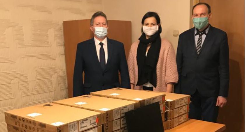 Gmina Chlewiska. 17 laptopów do zdalnej nauki