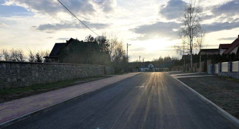 Szydłowiec. Na ul. Podzamcze - asfalt i chodnik