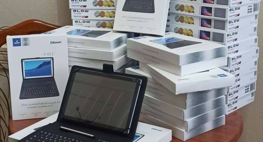 Pawłów. Szkoła dostała 25 tabletów