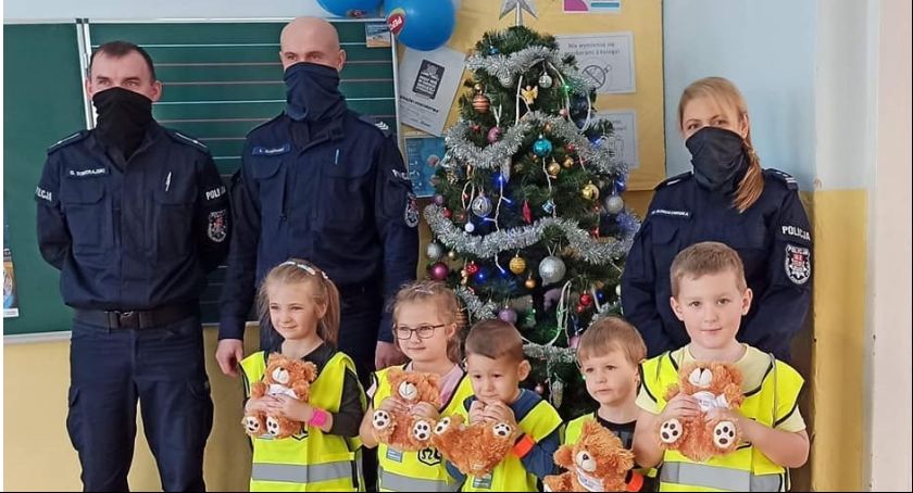 Pawłów. Choinkowe bombki dla policjantów...