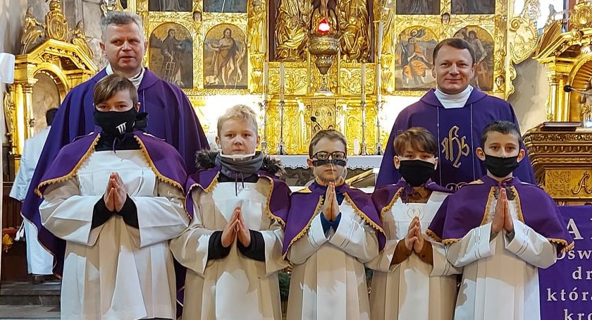 Nowi przy ołtarzu u św. Zygmunta