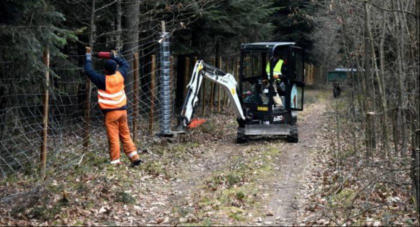 Płot na granicy województw postawiony! Po co?